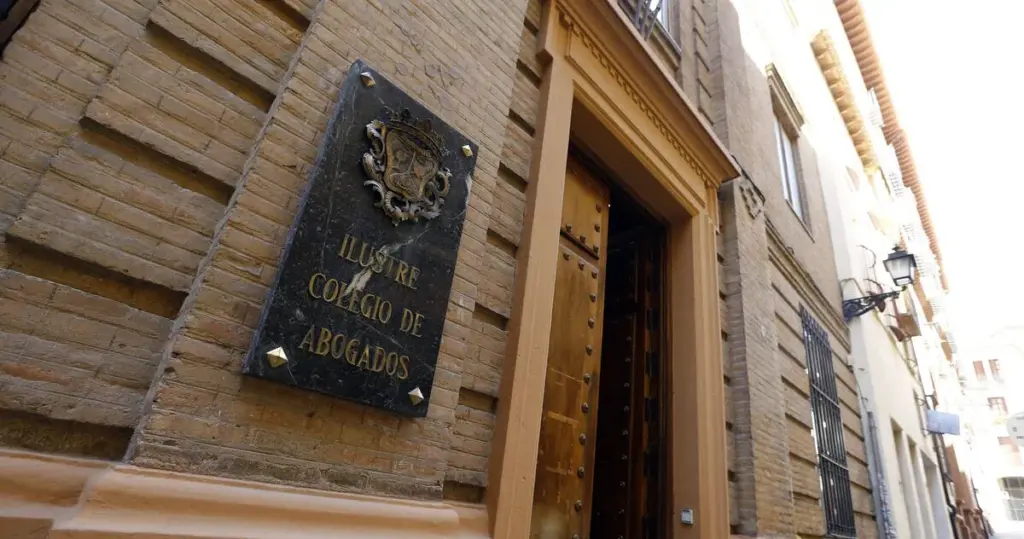 Fachada colegio abogados